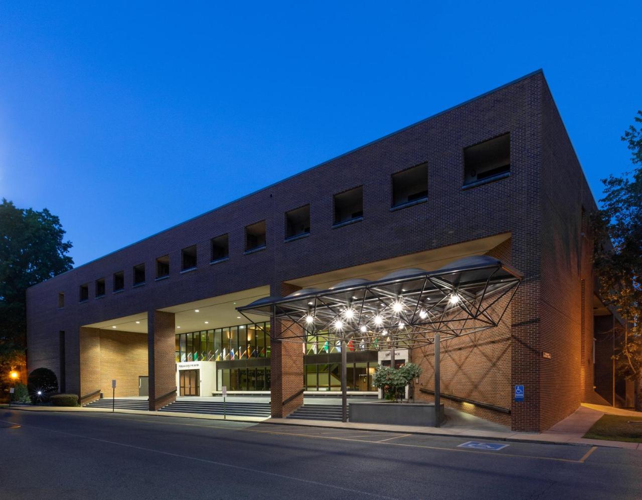 Fogelman Executive Center 3*